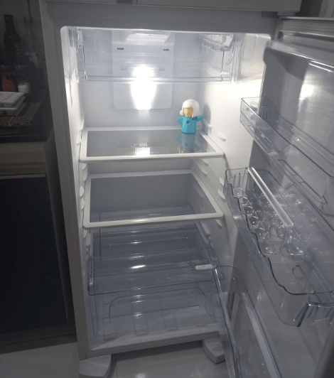 espaço refrigerador da DFX41 de 371 litros